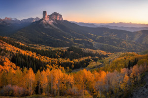 LOL季后赛激战正酣,神级操作引爆全场,谁能问鼎冠军!